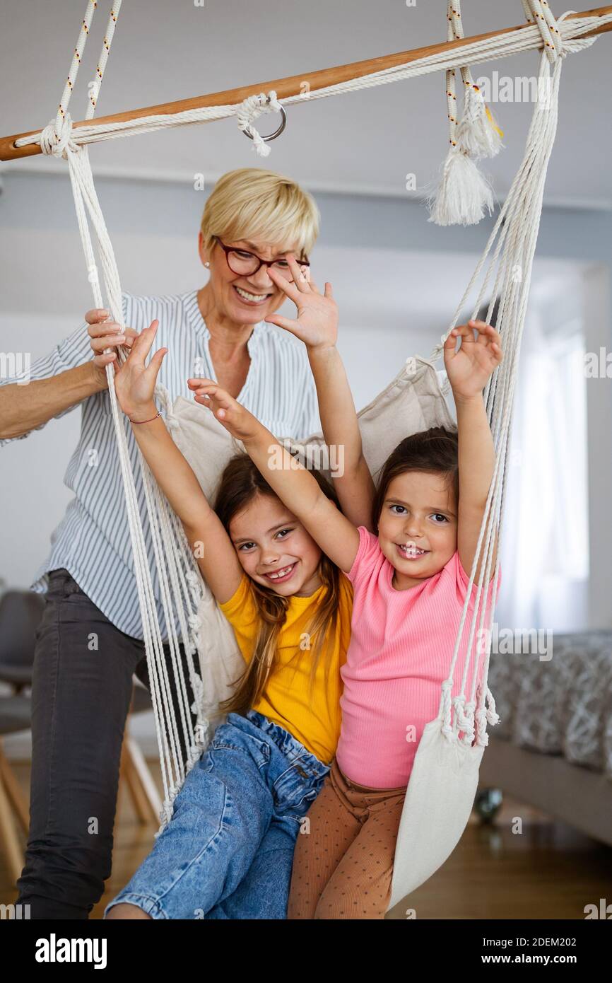 Buon nonno che gioca, divertendosi con i nipoti Foto Stock