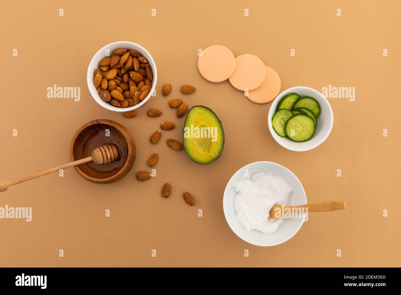 Avocado e ciotole di mandorle e ingredienti per insalata all'arancia sfondo Foto Stock
