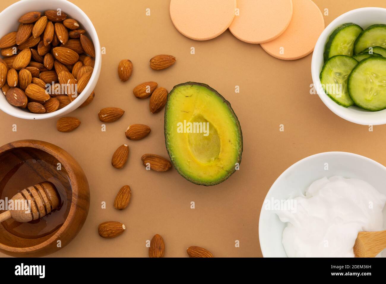 Avocado e ciotole di mandorle e ingredienti per insalata all'arancia sfondo Foto Stock
