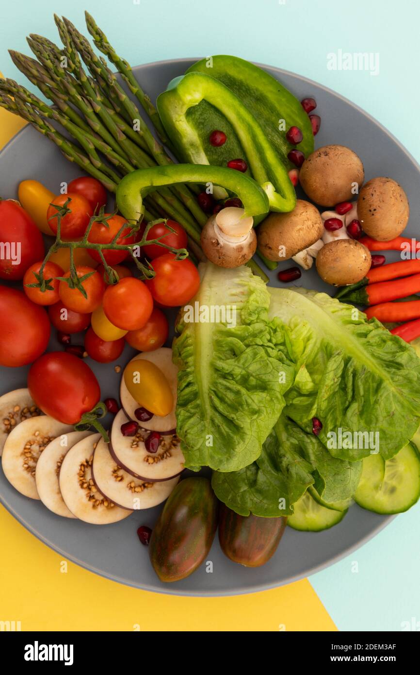 Primo piano di verdure appena tagliate su sfondo grigio Foto Stock