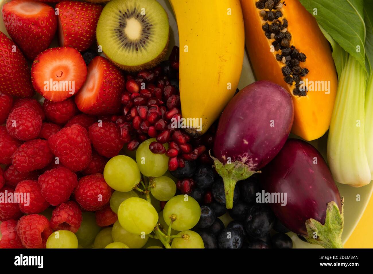 Primo piano di banane, bacche, uva e melanzane Foto Stock