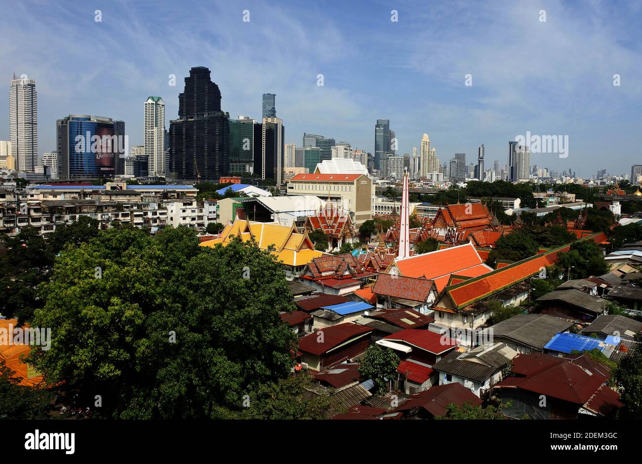 Bangkok, Thailandia. 24 Ott 2020. Una panoramica di Bangkok durante una quarantena statale alternativa obbligatoria di quattordici giorni (ASQ) in un hotel di Bangkok. Durante le restrizioni di Coronavirus, i rimpatriati d'oltremare sono tenuti a sottoporsi ad ASQ e devono condurre 2 test di PCR COVID -19 RT, oltre a 2 controlli giornalieri della temperatura, vengono cancellati per lasciare l'hotel se i risultati sono negativi. Credit: Paul Lakatos/SOPA Images/ZUMA Wire/Alamy Live News Foto Stock