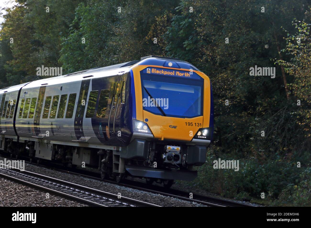 Treno passeggeri della Northern Rail sulla tratta ferroviaria transpenninica da Leeds Verso Manchester e Blackpool Foto Stock