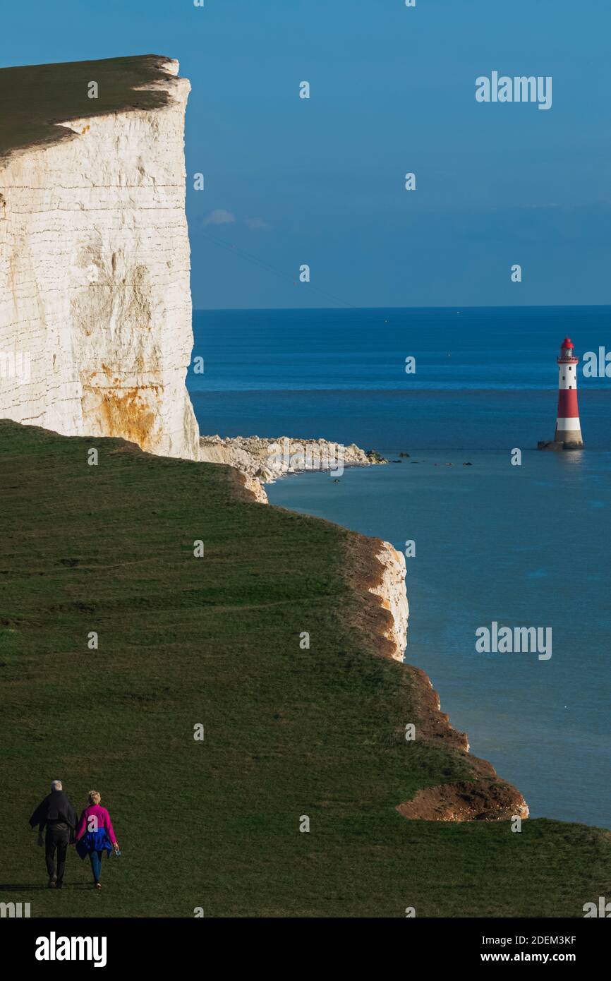 Inghilterra, Sussex orientale, Eastbourne, Beachy Head, le sette scogliere delle Sorelle e il faro di Beachy Head Foto Stock