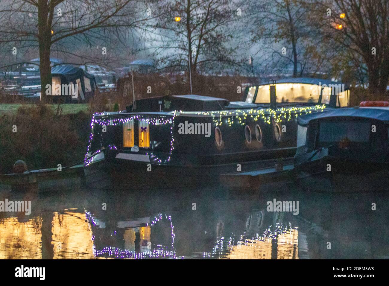 Barche dei canali a Rufford, Lancashire. Meteo Regno Unito dicembre 2020. Mattinata fredda e ghiacciata per i residenti delle case galleggianti sul porticciolo di Rufford all'inizio dell'inverno meteorologico ufficiale. Le stufe a carbone aggiungono fumo alla nebbia mattutina sopra gli ormeggi del canale Leeds Liverpool. Secondo il calendario meteorologico, il primo giorno d'inverno è sempre il 1° dicembre e la stagione termina il 28 febbraio Foto Stock