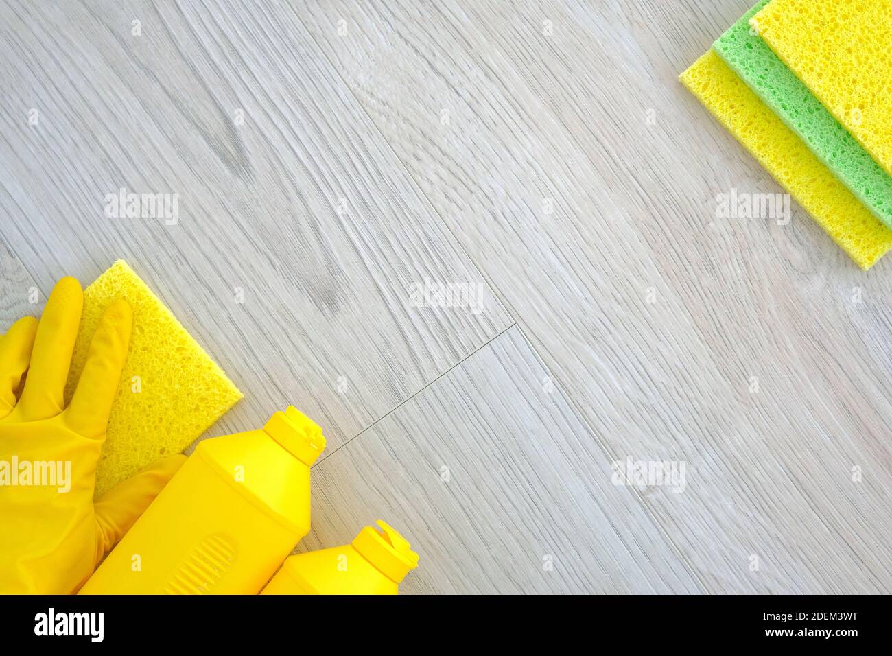 Prodotti per la pulizia Flat Lay, spazio per la copia. Casalinghi, pulizia e concetto di casa. Vista dall'alto. Foto Stock