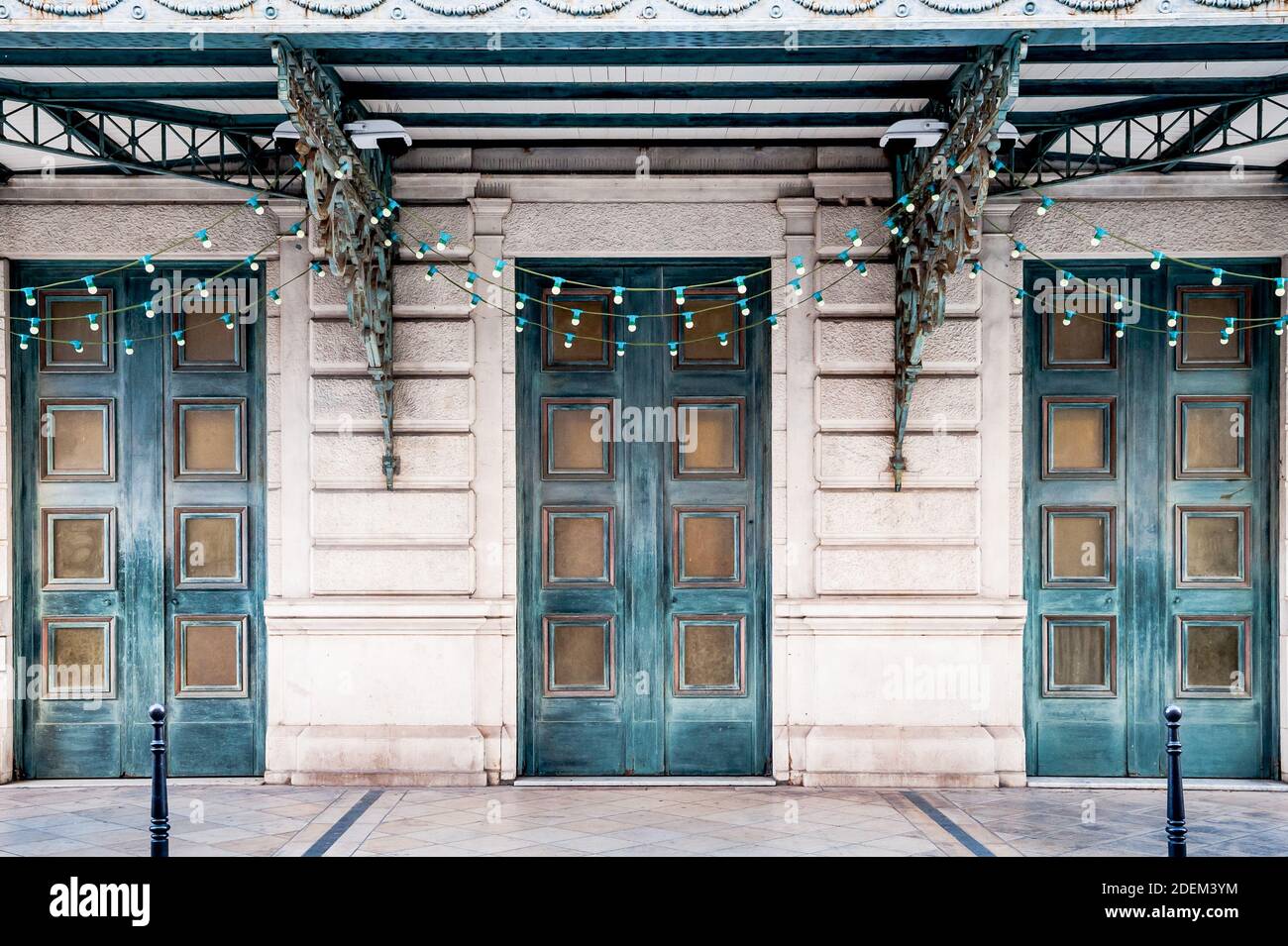 La facciata del Teatro dell'Opera nella città di Nizza, Provenza, Francia meridionale. Chiuso in inverno. Architettura francese tradizionale. Foto Stock