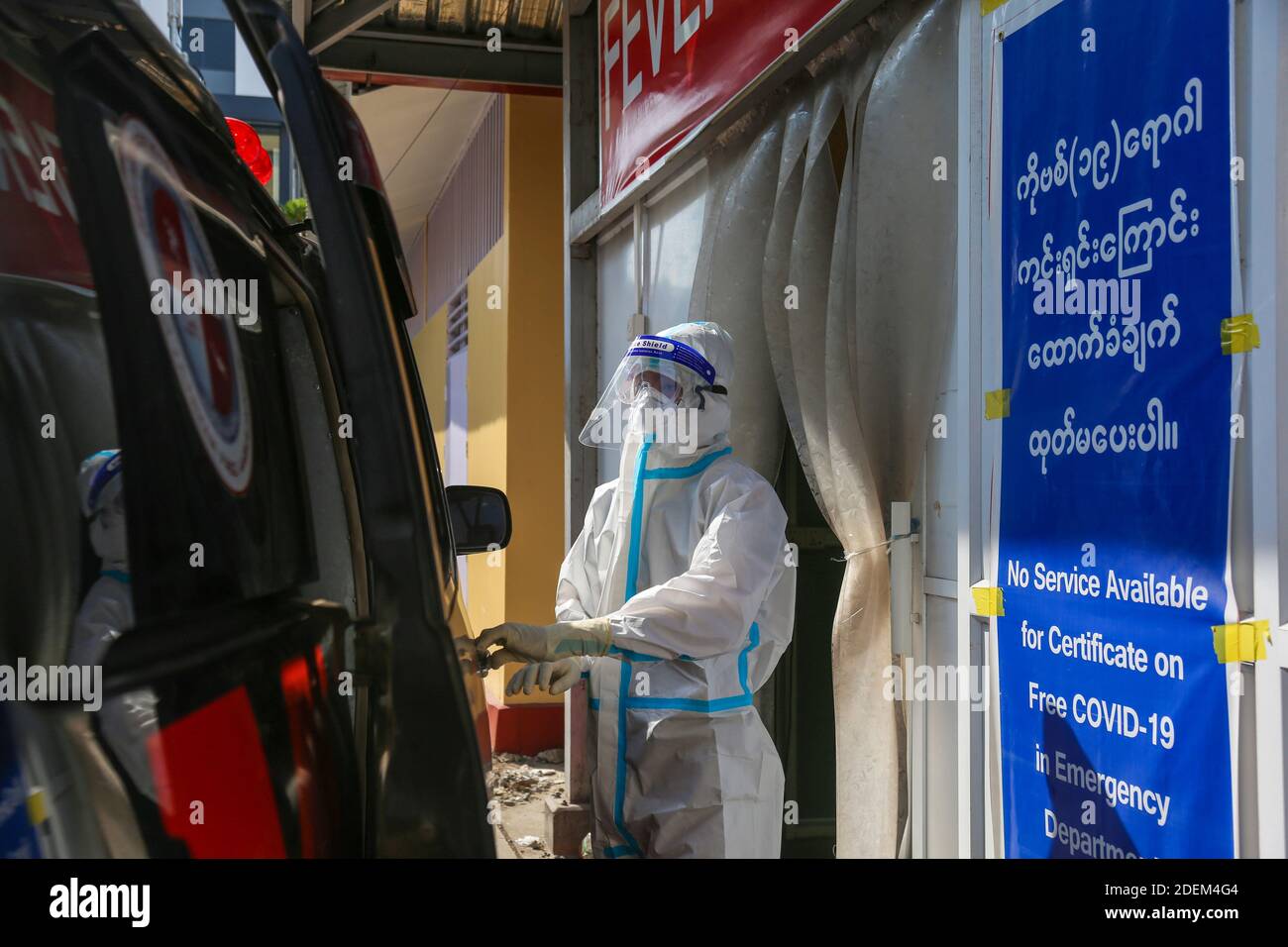 Mandalay, Myanmar. 24 Nov 2020. Un volontario che indossa attrezzatura protettiva trasporta i pazienti positivi di Covid-19 dal General Hospital di Mandalay al centro positivo di Covid-19.Charitable Minkhaung Search and Rescue Team a Obo Ward, a nord di Mandalay è un'organizzazione caritativa che trasporta principalmente i pazienti confermati di Covid-19. Tutti i membri di questa organizzazione dovevano rimanere in ufficio invece di tornare a casa perché i loro genitori e dintorni non potevano accettarli perché trasportavano i pazienti confermati dal Covid-19. Il caritatevole Minkhaung Search and Rescue Team ha tr Foto Stock