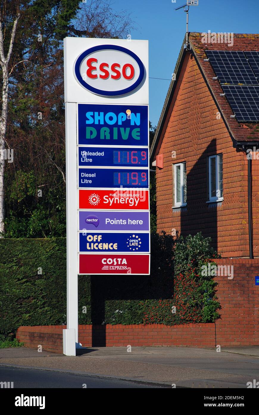 Segnaletica fuori da un distributore di benzina esso a Tenterden a Kent, Inghilterra, il 28 novembre 2020. Foto Stock