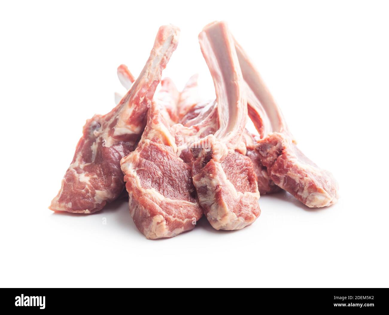 Fettine di agnello crudo isolate su sfondo bianco. Foto Stock