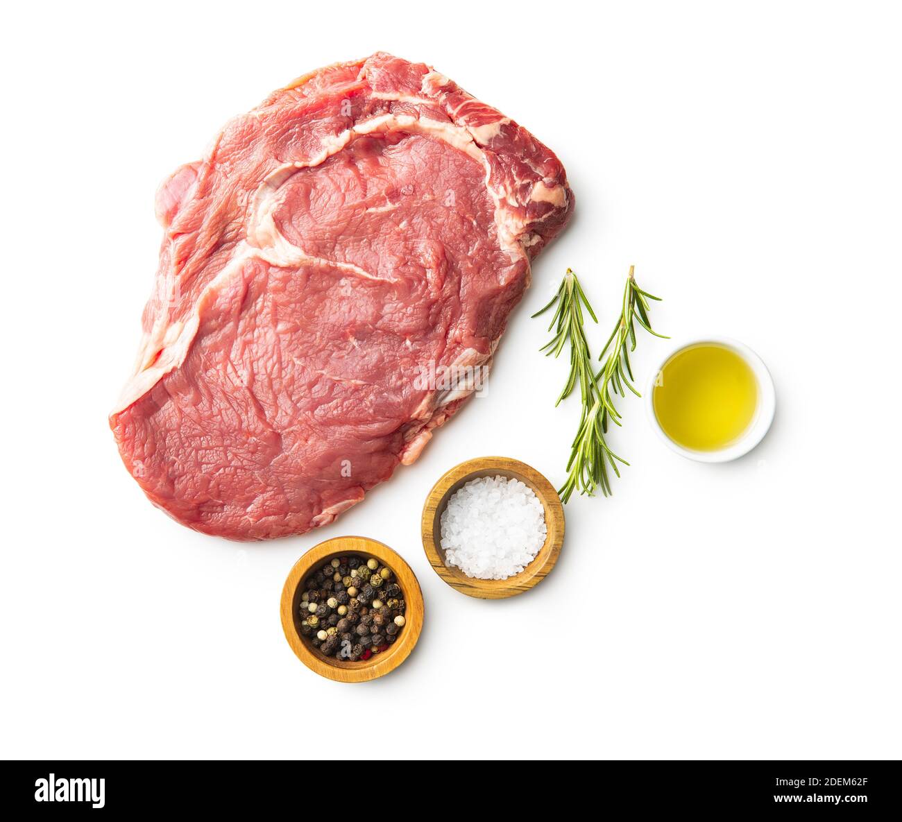 Bistecca di ribeye grezza tagliata isolata su sfondo bianco. Vista dall'alto. Foto Stock