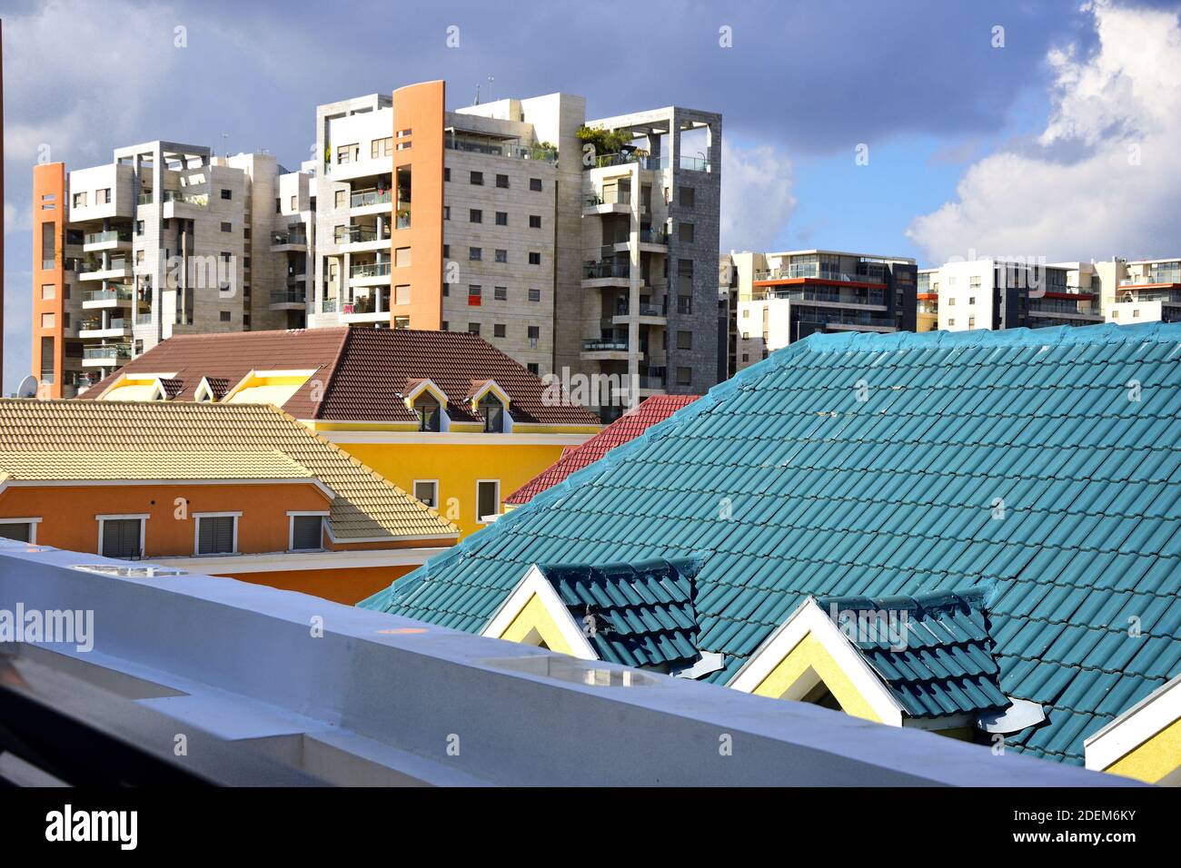 Edifici moderni di diversi stili architettonici in una nuova area residenziale nella città di Yehud. Israele centrale. Foto Stock