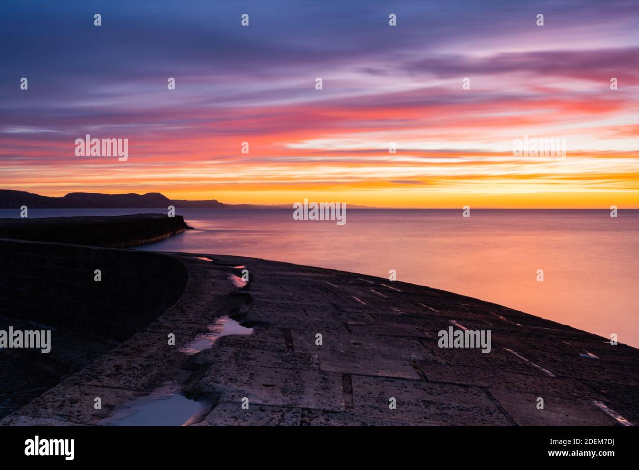 Lyme Regis, Dorset, Regno Unito. 1 dicembre 2020. Regno Unito Meteo: Spettacolari colori dell'alba sulla storica Cobb. Credit: Celia McMahon/Alamy Live News Foto Stock