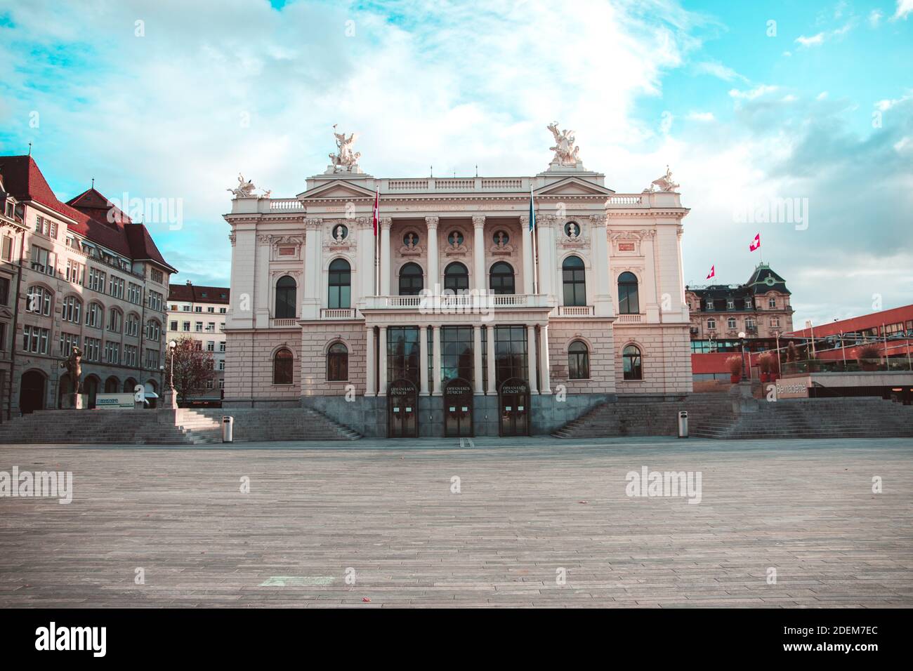 Teatro dell'Opera di Zurigo nel centro di Sechseläutenplatz Foto stock -  Alamy