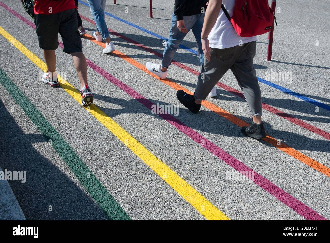 Campobasso, Molise, Italia: Un gruppo di bambini entra nella scuola seguendo le strisce colorate che li guideranno verso l'ingresso del thei Foto Stock