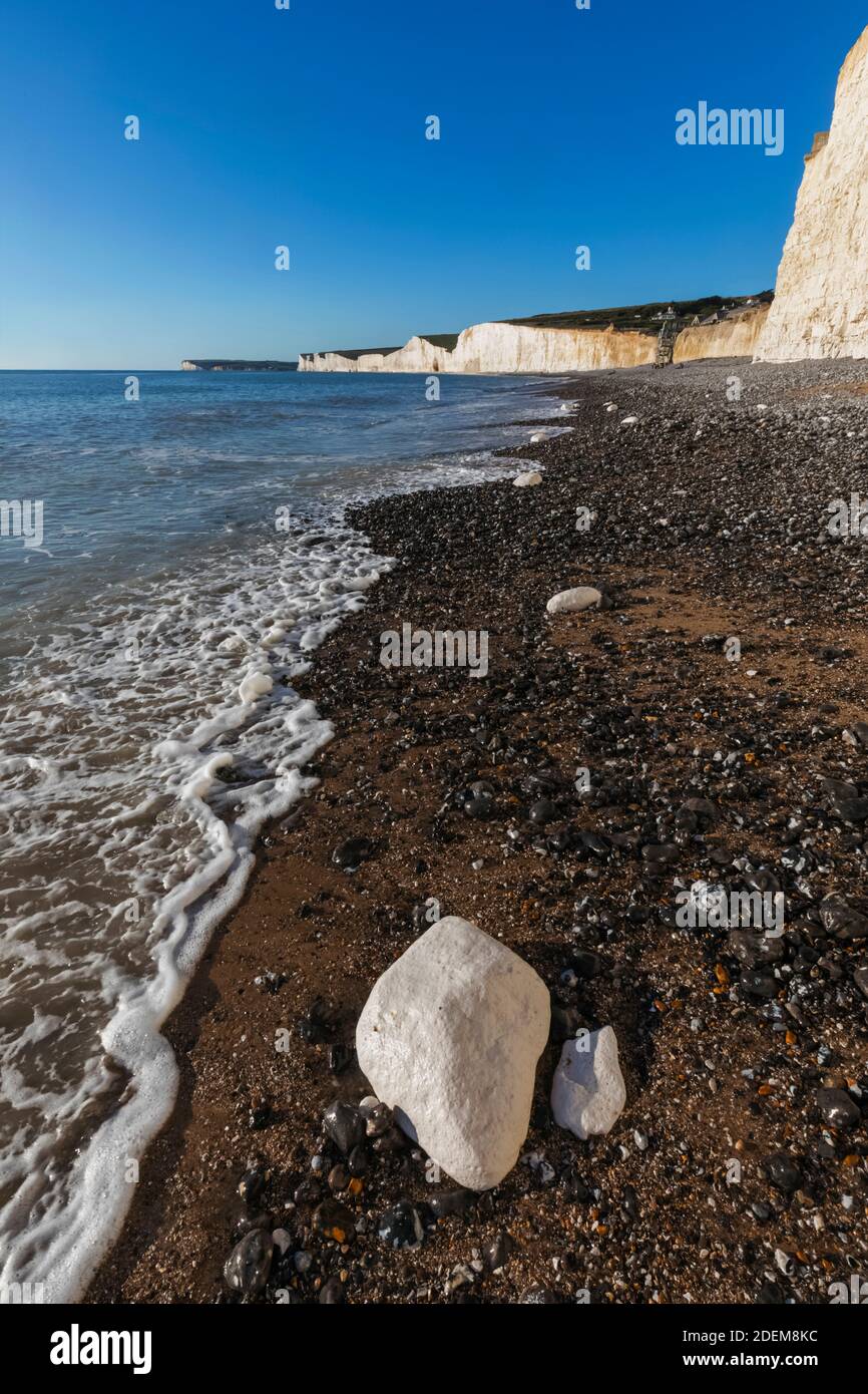 Inghilterra, East Sussex, Eastbourne, Birling Gap, le sette Sorelle Cliffs e la spiaggia Foto Stock
