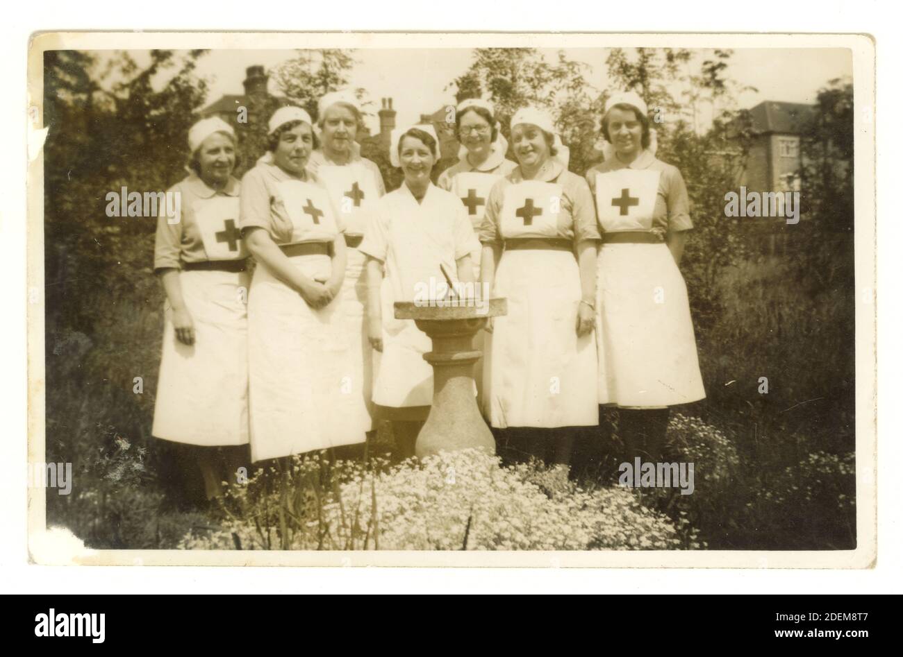 Cartolina originale post seconda guerra mondiale di gruppo di infermieri sorridenti che indossano uniformi rosse a croce, datata luglio 1946 Foto Stock