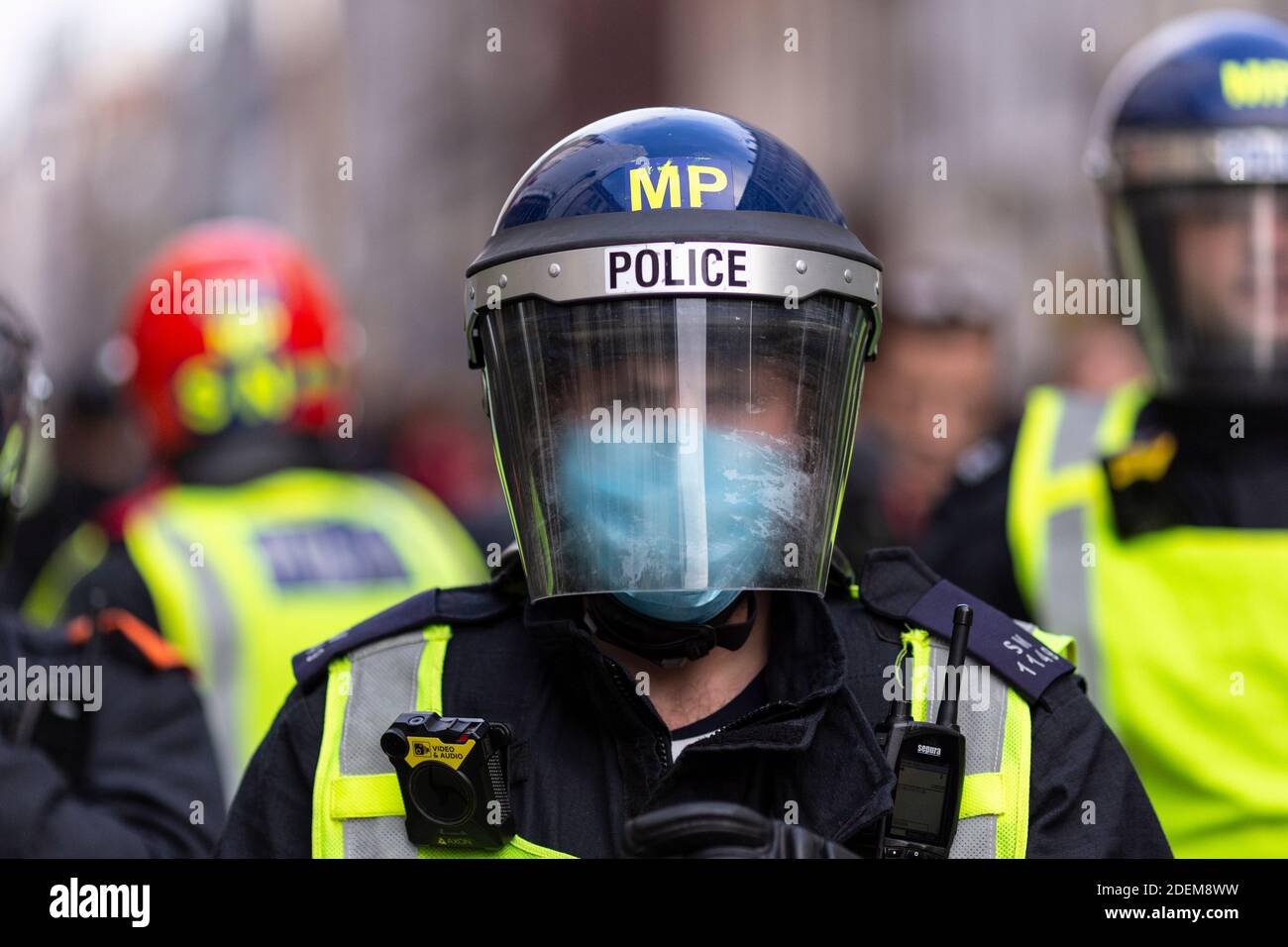 Protesta anti-blocco, Regent Street, Londra, 28 novembre 2020. Ritratto di un poliziotto in casco riot. Foto Stock