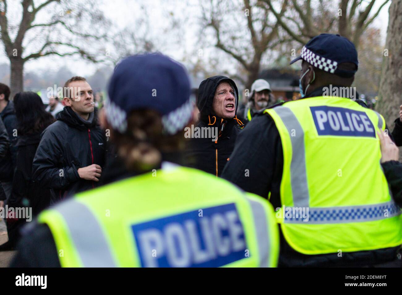 Protesta anti-lock-down, Londra, 28 novembre 2020. I manifestanti si scontrano con gli agenti di polizia che mantengono un blocco ad Hyde Park. Foto Stock