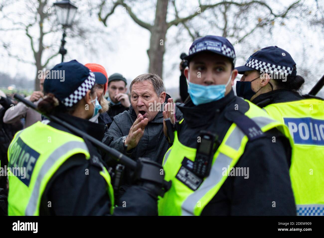 Protesta anti-lock-down, Londra, 28 novembre 2020. I manifestanti si scontrano con gli agenti di polizia che mantengono un blocco ad Hyde Park. Foto Stock