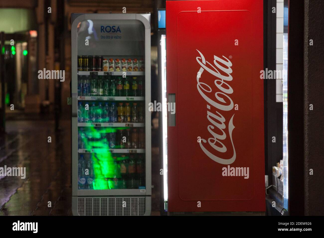 BELGRADO, SERBIA - 3 FEBBRAIO 2019: Logo Coca Cola su un frigorifero appartenente alla società. Coca Cola è una marca di soda di cola, la più venduta nel worl Foto Stock
