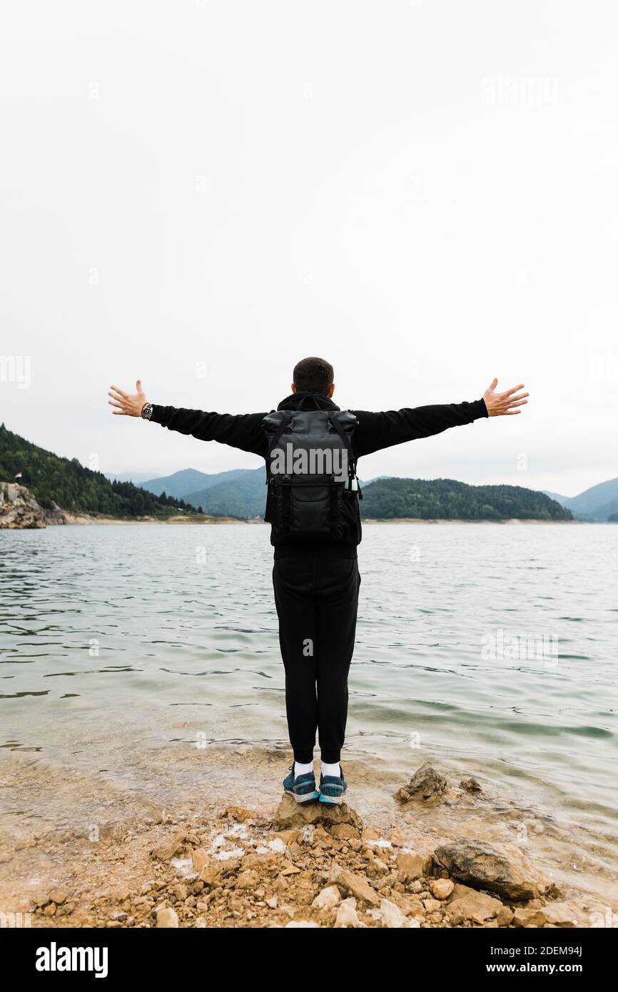 Giovane uomo natura esploratore godendo la vista della montagna lago Foto Stock