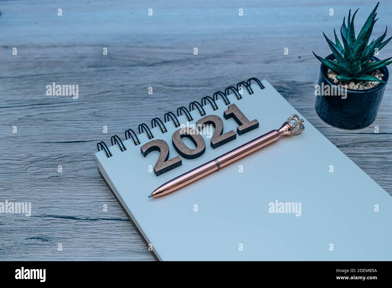 Obiettivi e concetto di risoluzione di nuovi anni. Elenco degli obiettivi del nuovo anno 2021. Taccuino bianco, numeri di legno 2021 e decorazioni natalizie isolate su un legno Foto Stock