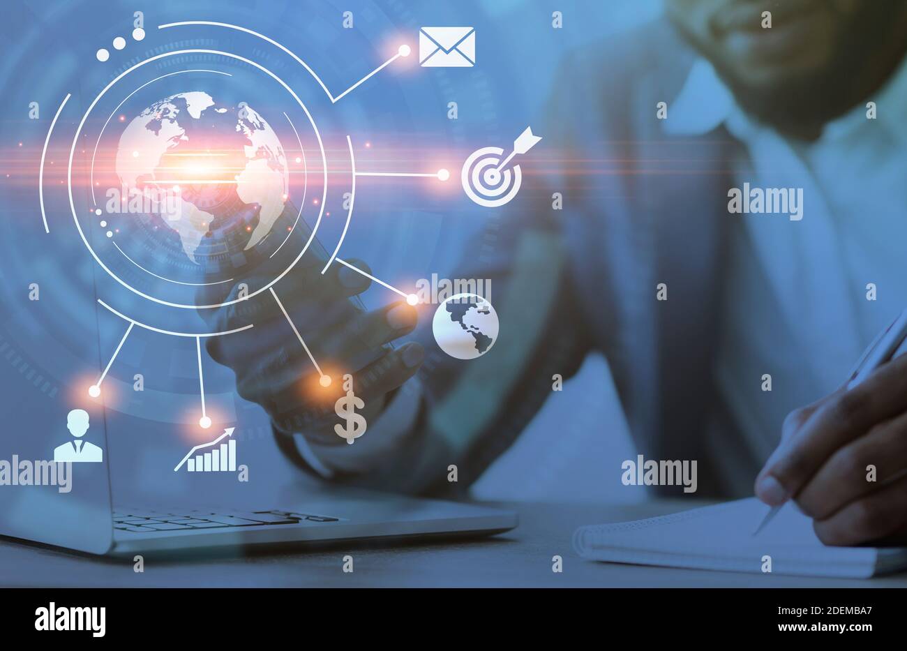 Marketing digitale globale. Media Business Strategy infografica stratificata su uomo d'affari in ufficio Foto Stock