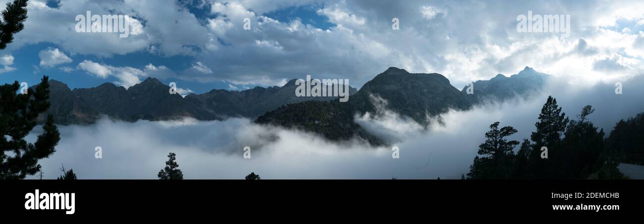Nieblas y Picos de Montañas en el Pirineo de francés. Francia. Europa Foto Stock