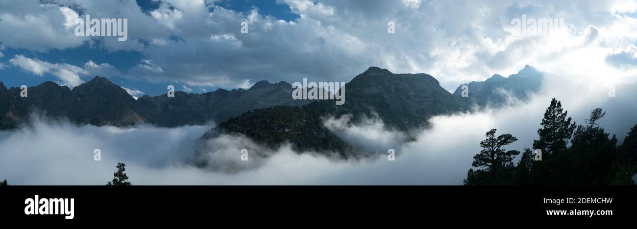Nieblas y Picos de Montañas en el Pirineo de francés. Francia. Europa Foto Stock