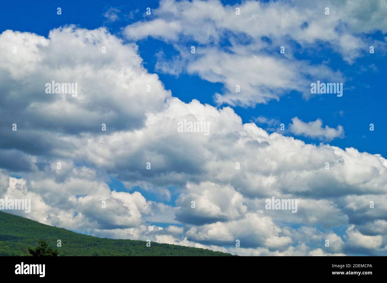 Nuvole fitte su montagna Foto Stock