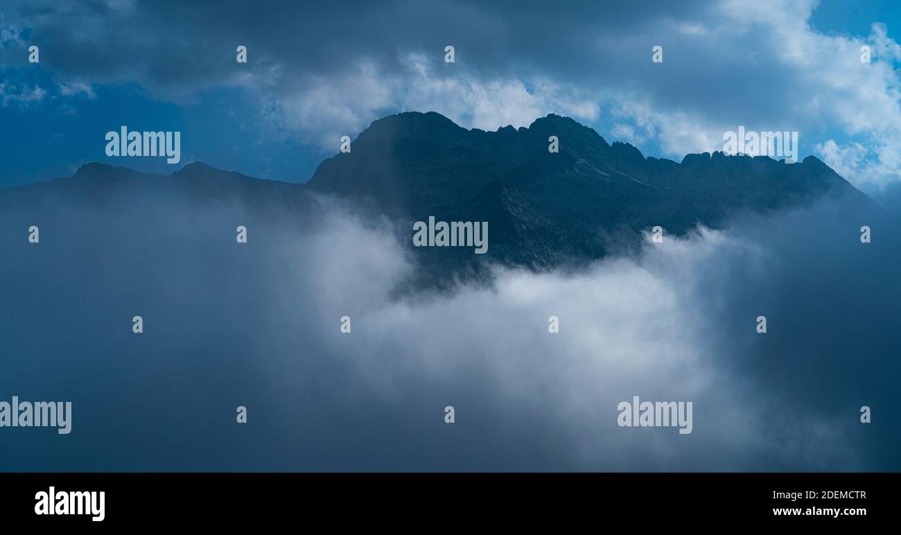 Nieblas y Picos de Montañas en el Pirineo de francés. Francia. Europa Foto Stock