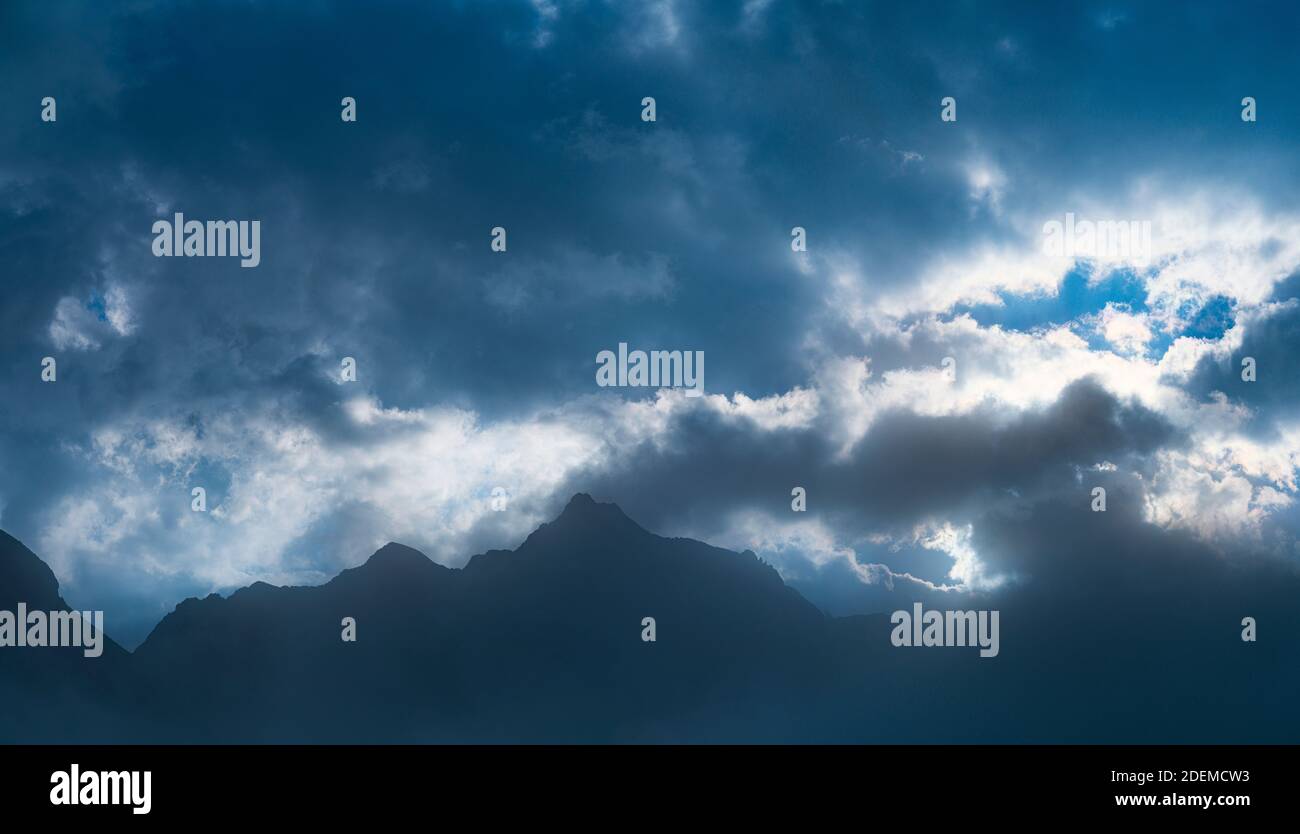 Nieblas y Picos de Montañas en el Pirineo de francés. Francia. Europa Foto Stock