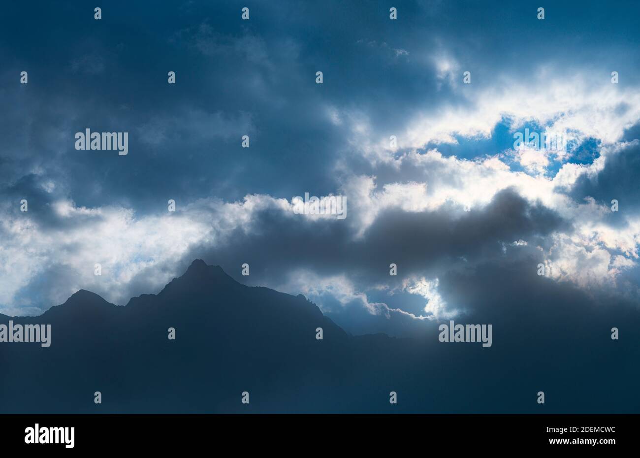 Nieblas y Picos de Montañas en el Pirineo de francés. Francia. Europa Foto Stock