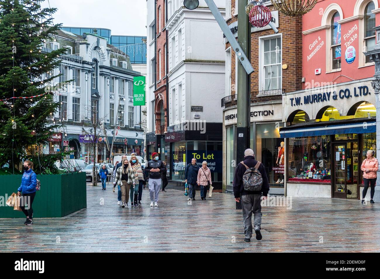 Cork, Irlanda. 1 dicembre 2020. Questa mattina, dopo essere stati chiusi per sei settimane a causa delle restrizioni COVID-19 di livello 5, si aprono negozi non essenziali in tutto il paese. Questa mattina la città di Cork era affollata di acquirenti che faceva shopping di Natale. Credit: AG News/Alamy Live News Foto Stock