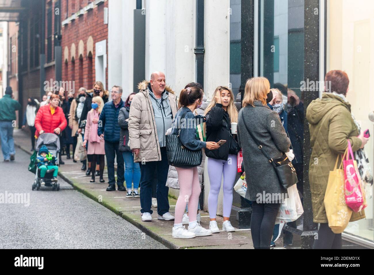 Cork, Irlanda. 1 dicembre 2020. Questa mattina, dopo essere stati chiusi per sei settimane a causa delle restrizioni COVID-19 di livello 5, si aprono negozi non essenziali in tutto il paese. La coda per Penney's su Patrick Street è cresciuta di dimensioni tutto il mattino. Credit: AG News/Alamy Live News Foto Stock