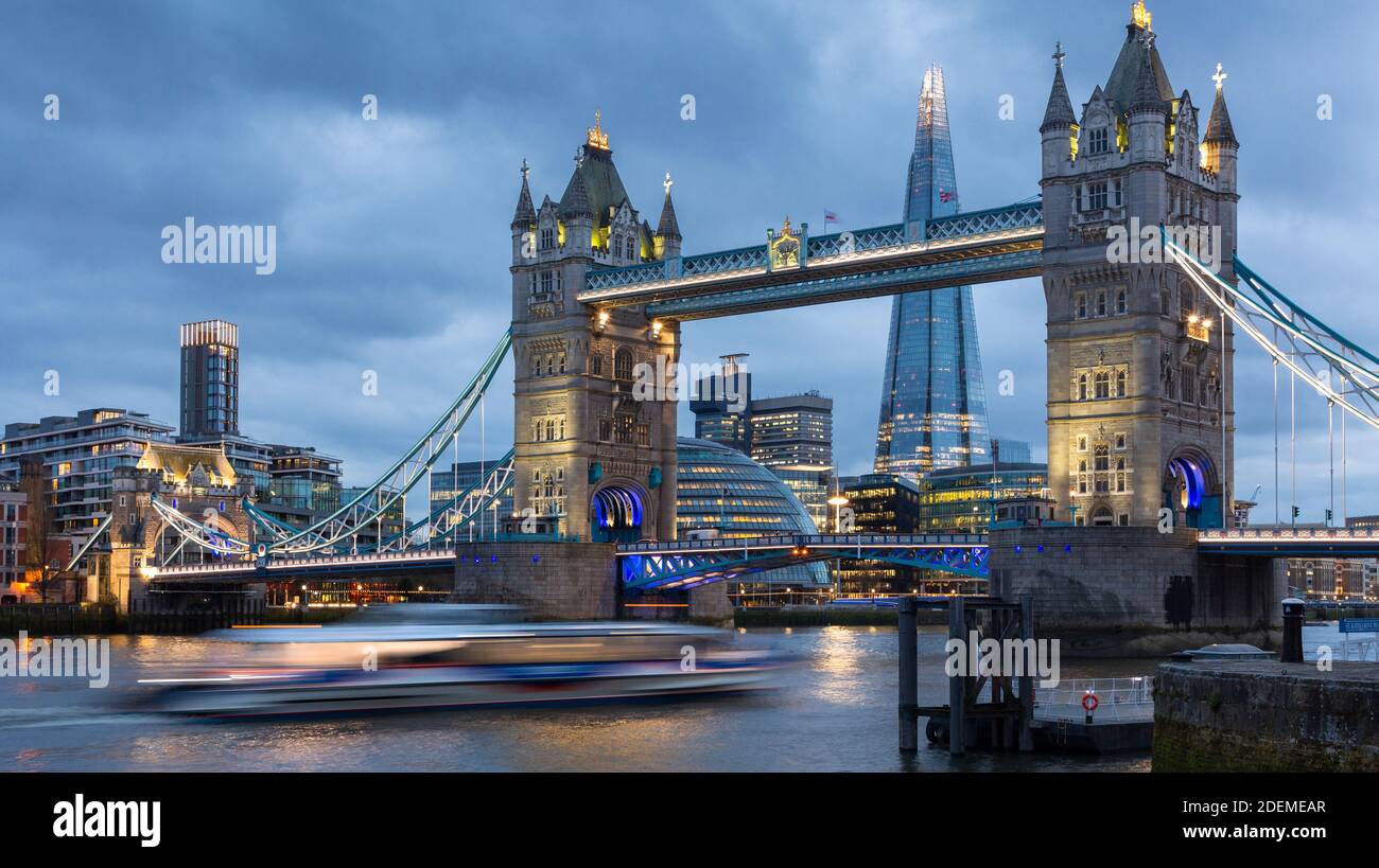 Barca a vela sotto il Tower Bridge, Londra Foto Stock