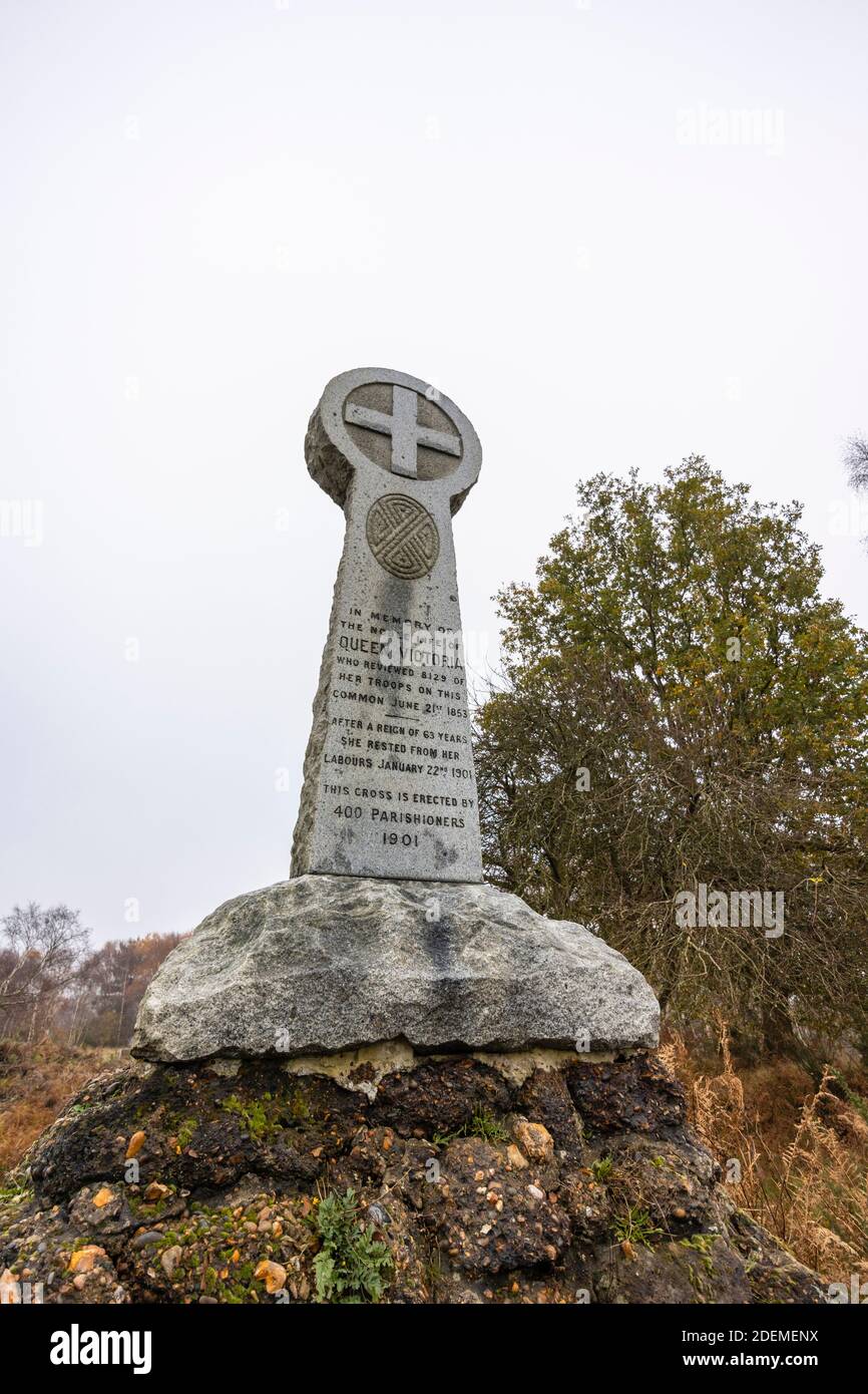 Il Victoria Monument commemora la Regina Vittoria che ispeziona le sue truppe su Chobham Common al Grande campo nel 1853, Chobham, Surrey Heath, Surrey Foto Stock