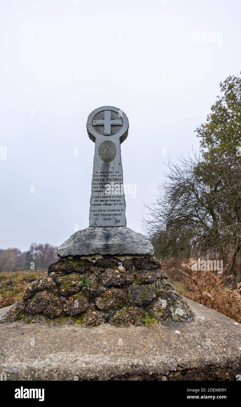 Il Victoria Monument commemora la Regina Vittoria che ispeziona le sue truppe su Chobham Common al Grande campo nel 1853, Chobham, Surrey Heath, Surrey Foto Stock