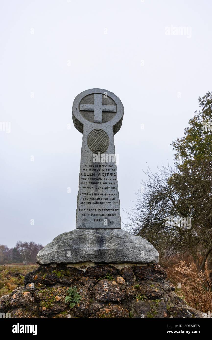 Il Victoria Monument commemora la Regina Vittoria che ispeziona le sue truppe su Chobham Common al Grande campo nel 1853, Chobham, Surrey Heath, Surrey Foto Stock