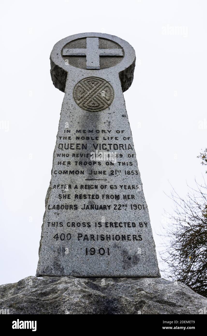 Il Victoria Monument commemora la Regina Vittoria che ispeziona le sue truppe su Chobham Common al Grande campo nel 1853, Chobham, Surrey Heath, Surrey Foto Stock