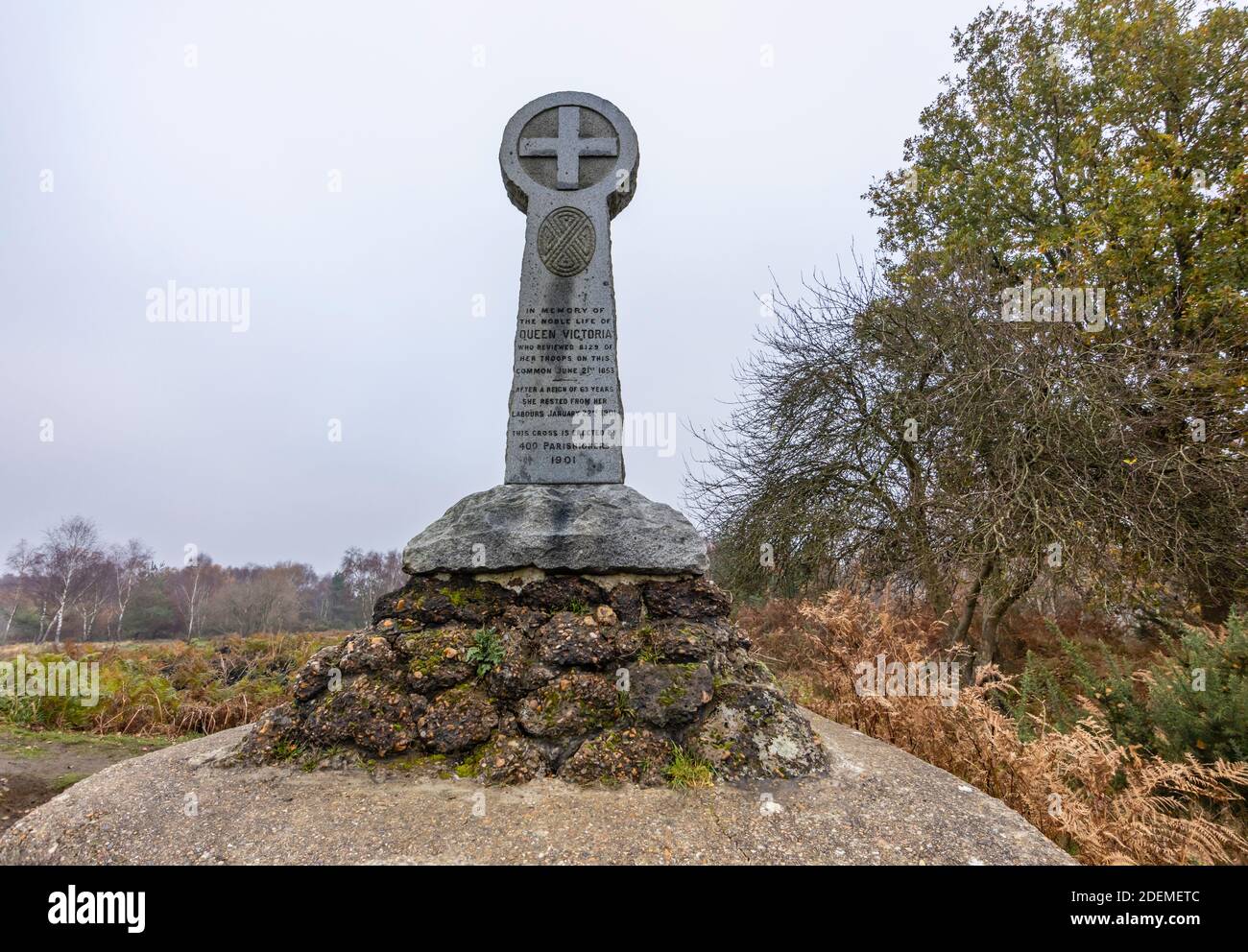Il Victoria Monument commemora la Regina Vittoria che ispeziona le sue truppe su Chobham Common al Grande campo nel 1853, Chobham, Surrey Heath, Surrey Foto Stock
