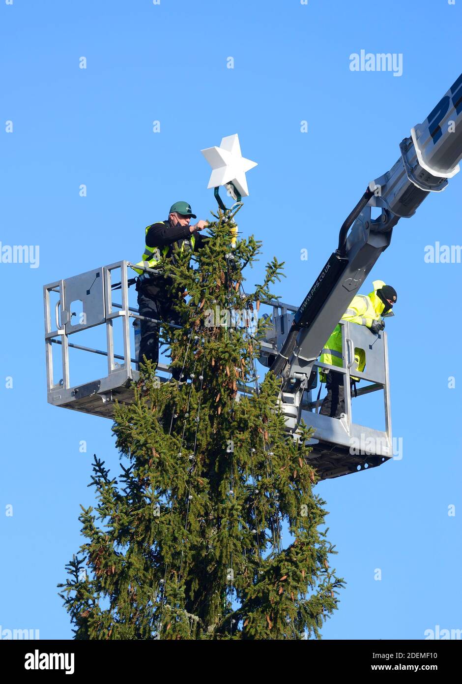 Londra, Regno Unito. 1 dicembre 2020. Gli operai fissano la stella sulla cima del tradizionale albero di Natale di Trafalgar Square, donato ogni anno dal popolo norvegese. Credit: Phil Robinson/Alamy Live News Foto Stock