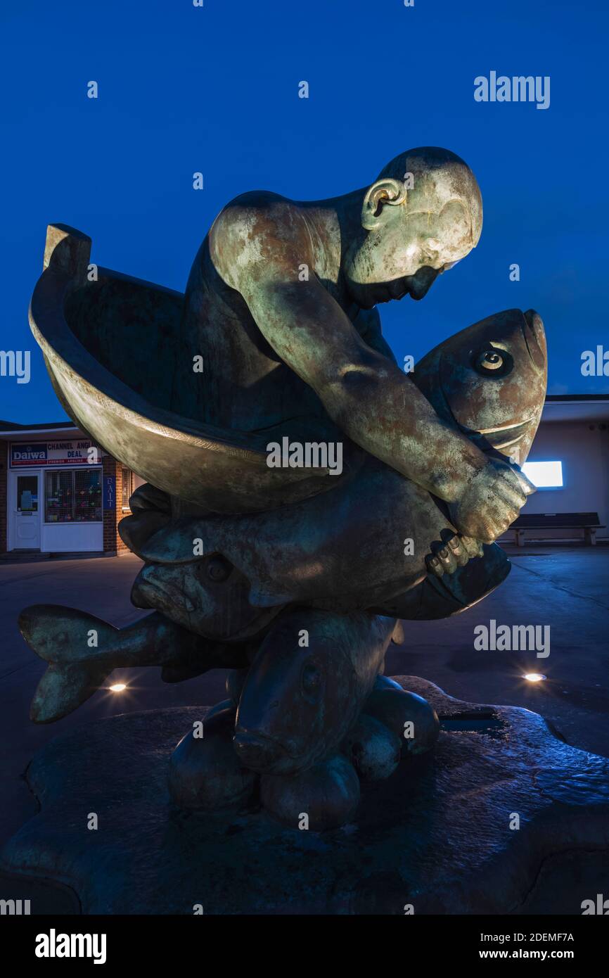 Inghilterra, Kent, Deal, scultura intitolata 'abbracciare il mare' da John Buck datato 1998 Foto Stock
