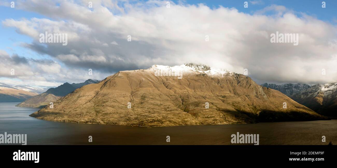 Vista panoramica dal complesso Skyline, sul ben Lomond, del picco Cecil, nel bacino di Wakatipu, Nuova Zelanda Foto Stock