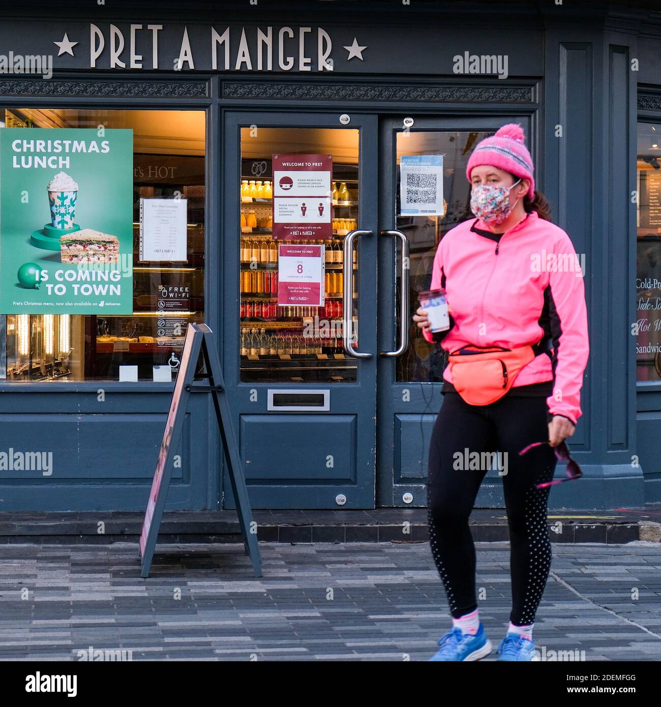 Londra UK, dicembre 01 2020, Pret A Manager High Street Coffee Takeaway Outlet aperto per takeout Food and drink durante il COVID-19 Lockdown Foto Stock