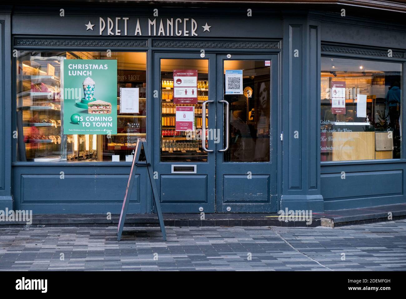 Londra UK, dicembre 01 2020, Pret A Manager High Street Coffee Takeaway Outlet aperto per takeout Food and drink durante il COVID-19 Lockdown Foto Stock