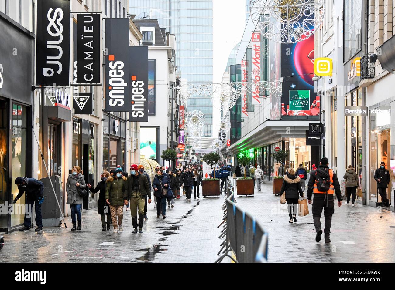 Bruxelles, Belgio. 01 dicembre 2020: Apertura di negozi non essenziali con regole rigorose dopo un mese di chiusura a causa della pandemia del covid-19 in una delle vie commerciali più popolari di Bruxelles il 01 dicembre 2020 a Bruxelles, in Belgio. Credit: Frederic Sierakowski/ISOPIX/Alfa Images/Alamy Live News Foto Stock