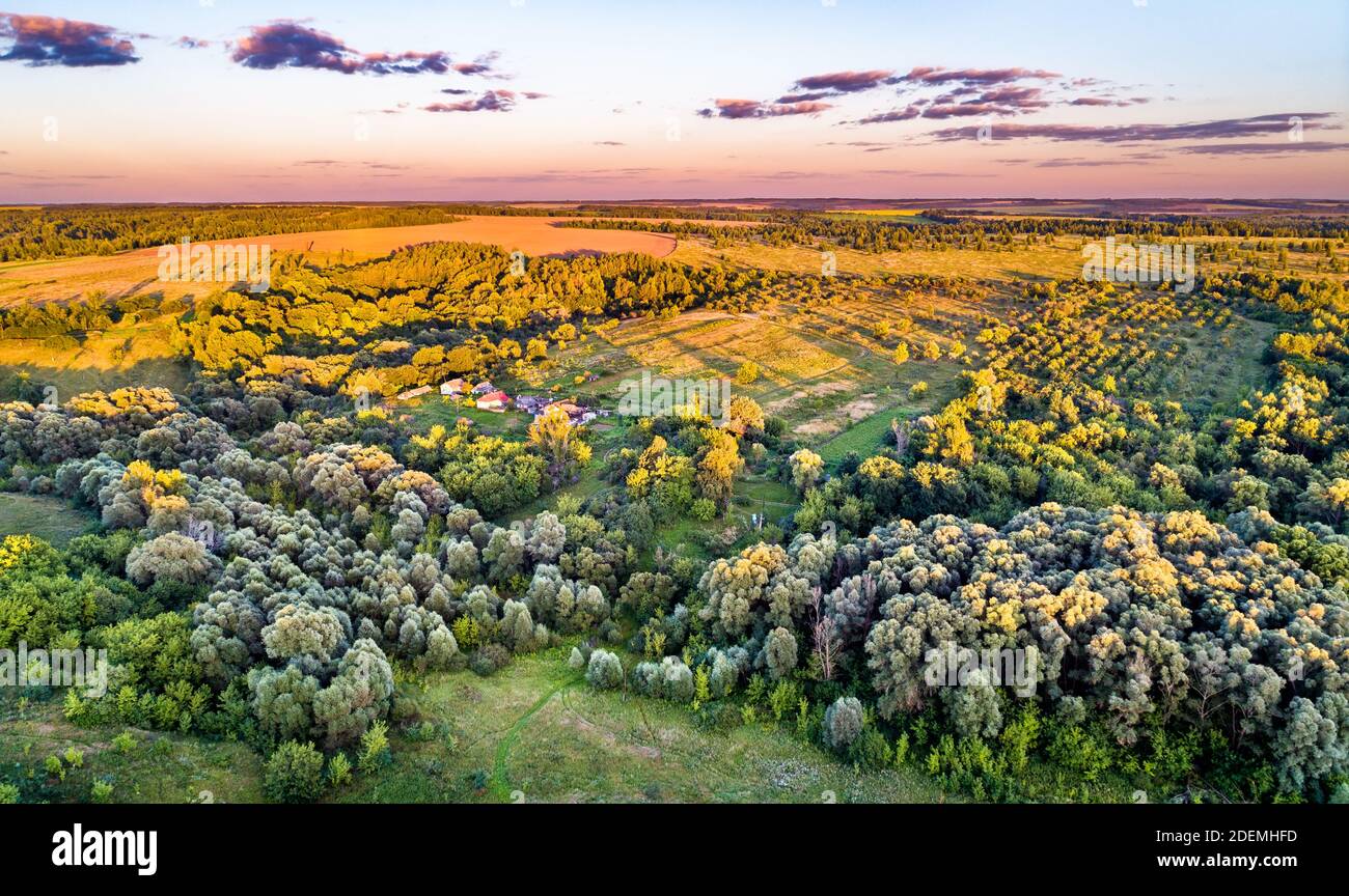 Tipico paesaggio aereo di Chernozemie Russo. Bolshoe Gorodkovo villaggio, regione Kursk Foto Stock