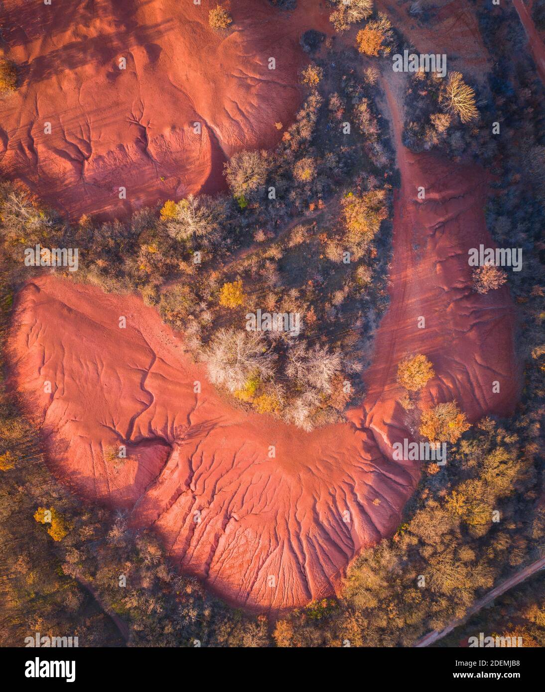 Gant, Ungheria - Vista aerea della miniera abbandonata di bauxite, formazione di bauxite, le montagne rosse assomigliano al paesaggio marziano Foto Stock